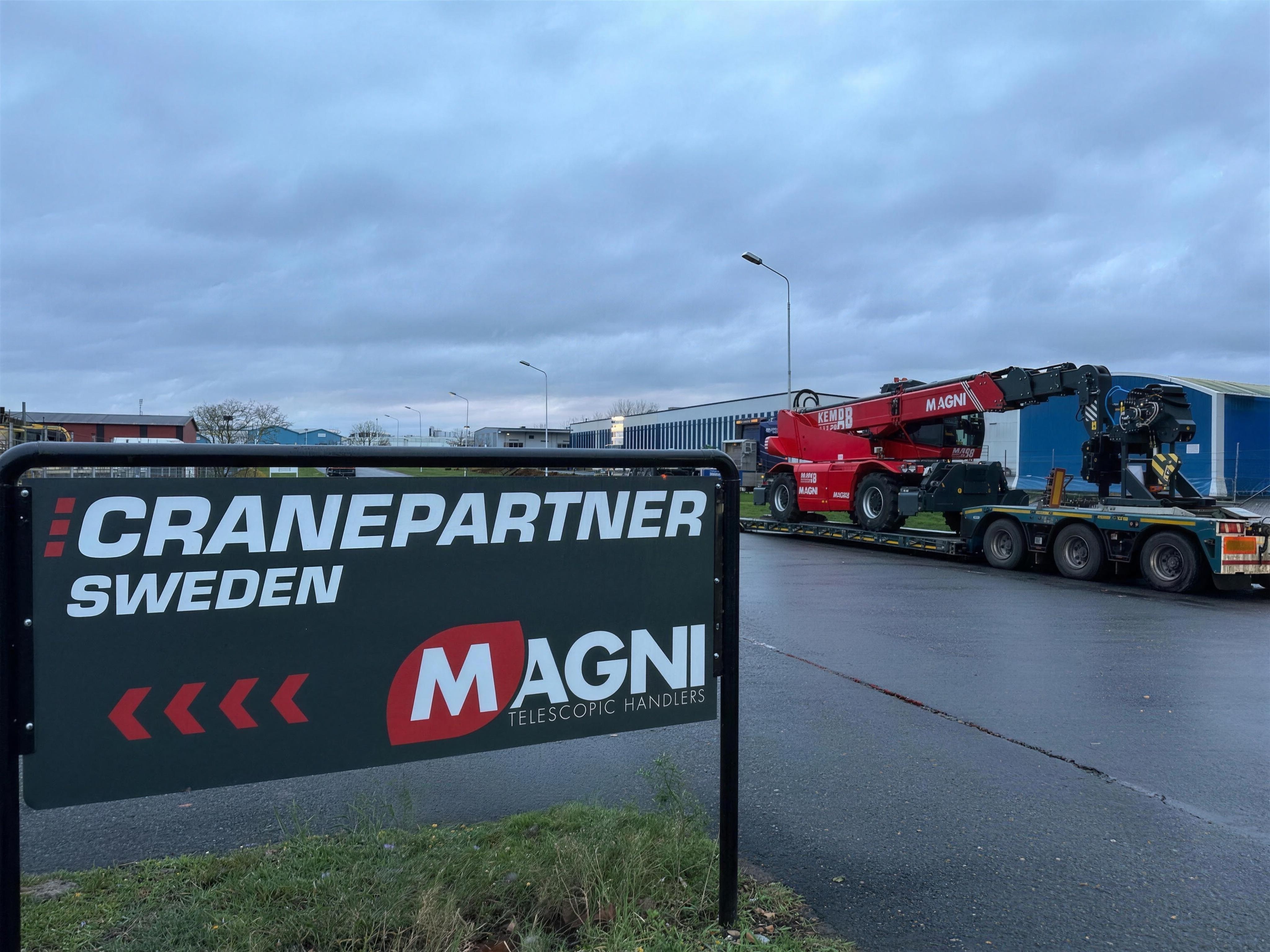 Cranepartner- och Magni-skylten på depåfasaden i Kristianstad.